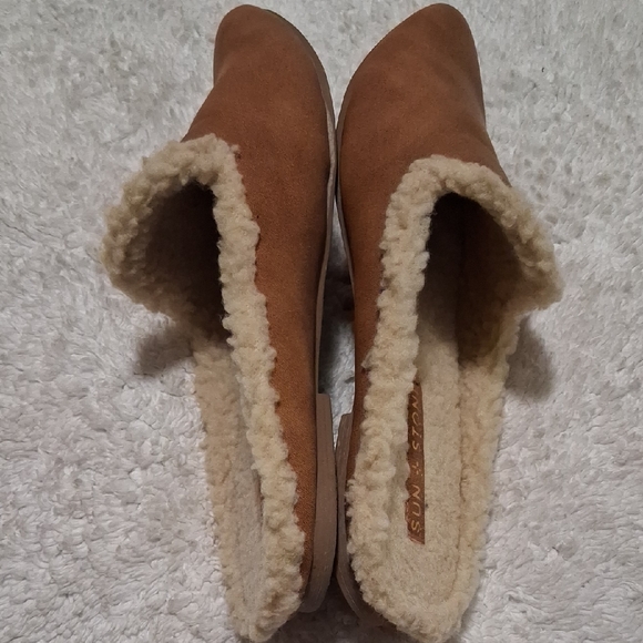 Sun + Stone Women's Tan Slippers with Cream Lining - Picture 2 of 4